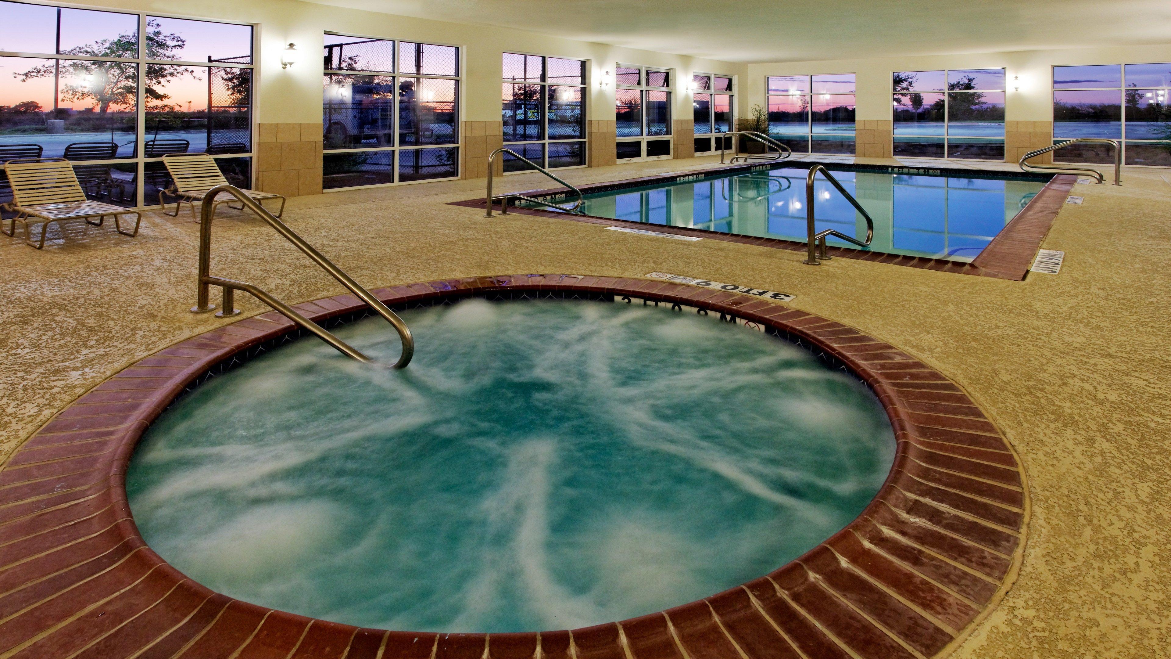 Holiday Inn Express Hotel & Suites Cleburne By Ihg Exterior foto